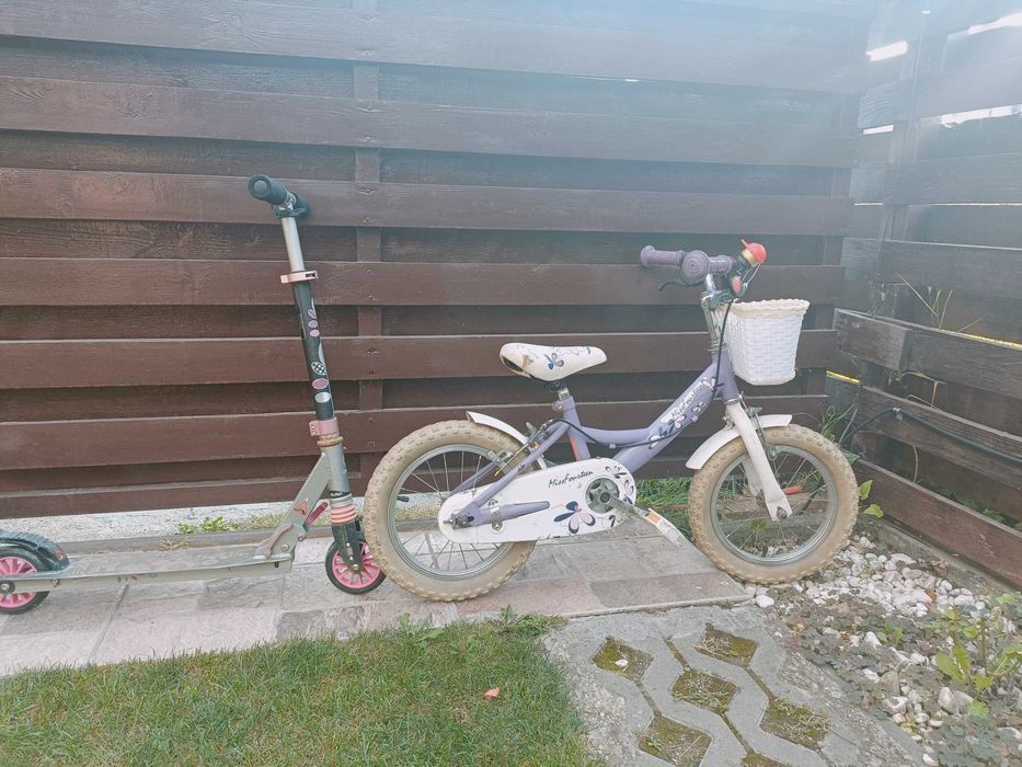 Vând o Vespa electrică, tricicletă, trotinetă și o bicicletă pentru copii cu vârsta cuprinsă între 3 și 6 ani