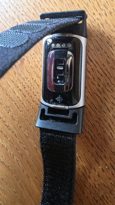 Fitbit Charge 5 impecabil