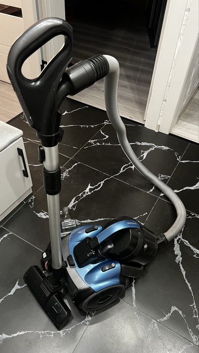 Продаётся пылесос Samsung 2100W.