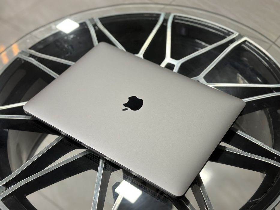 MacBook Pro, M1, 8/256, в отличном состоянии, есть коробка!