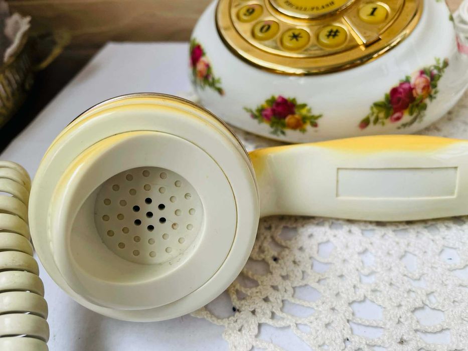 ROYAL ALBERT красив телефон от костен порцелан от Англия