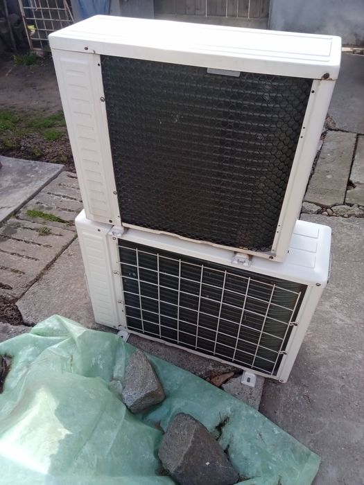 Aer condiționat, unitate externa Ferroli și Artel.