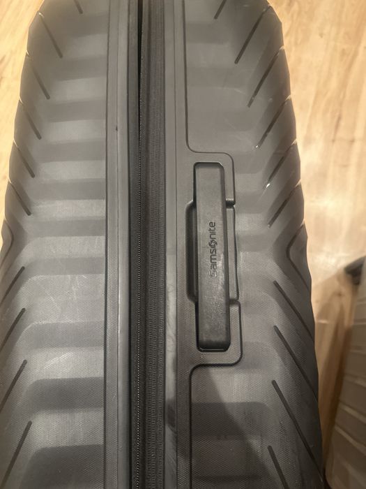 Невероятен  черен куфар на марката  Samsonite , модел 2026г.топ клас, с размери 80/50/30,стил