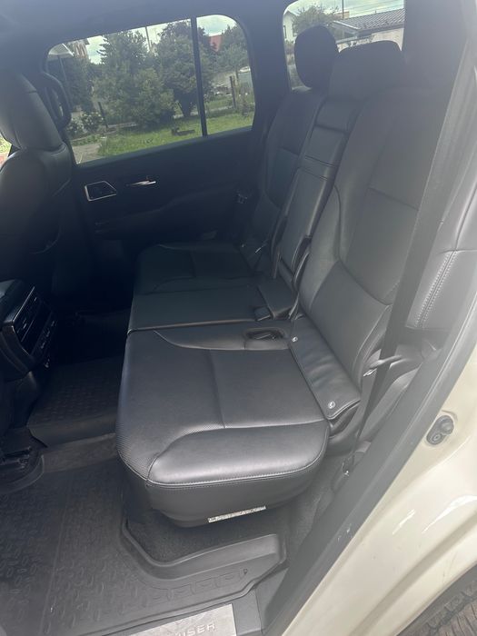 Toyota land cruiser 300.