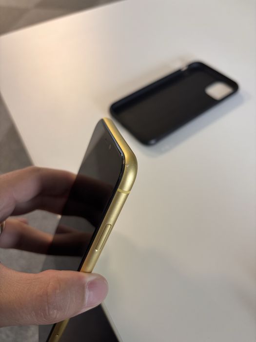 Iphone 11  Yellow 64 gb