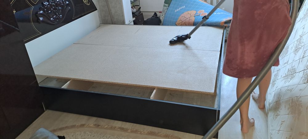 Продам двух спальную кровать.