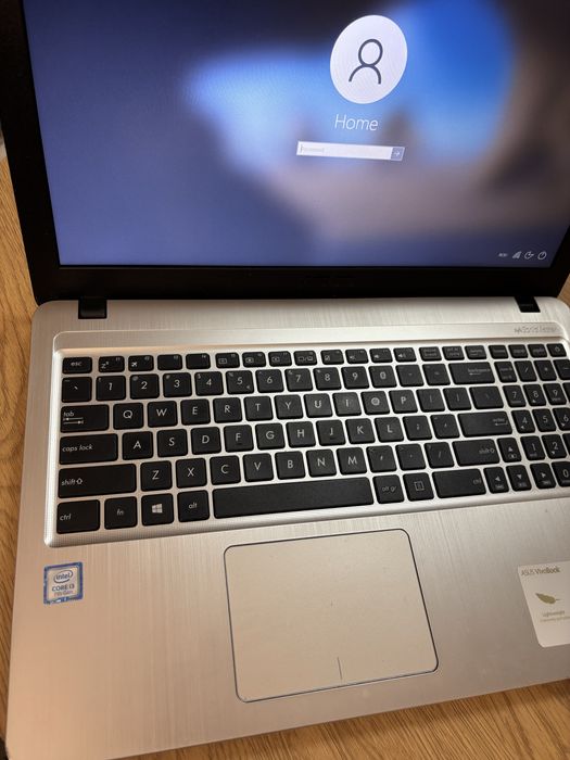 Laptop Asus I3 7th gen /8gb ram