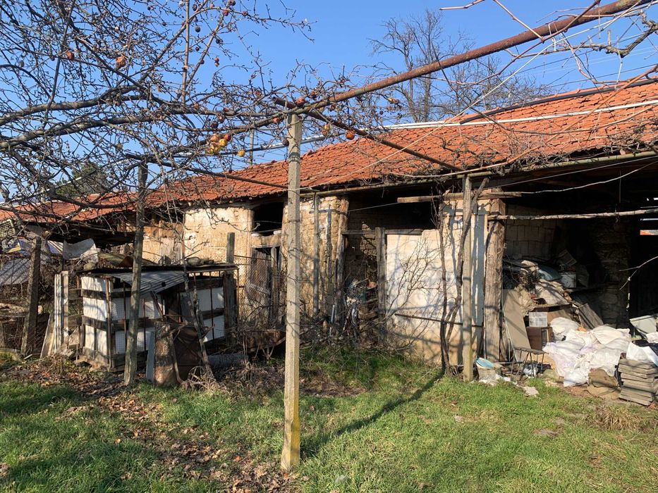 ДВУЕТАЖНА КЪЩА с двор с. Марино поле