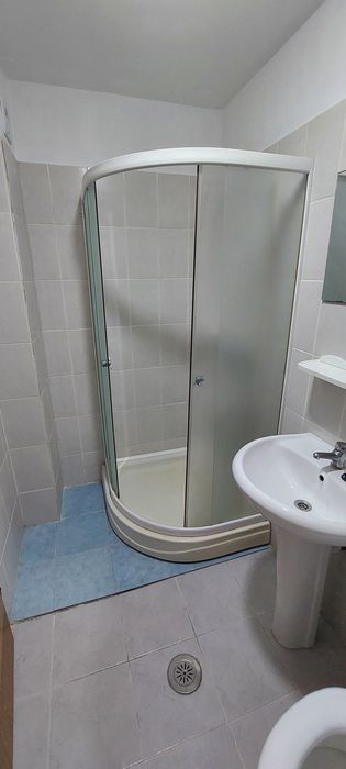 Închiriez garsoniera