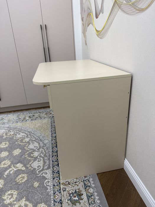 стол письменный бежевый