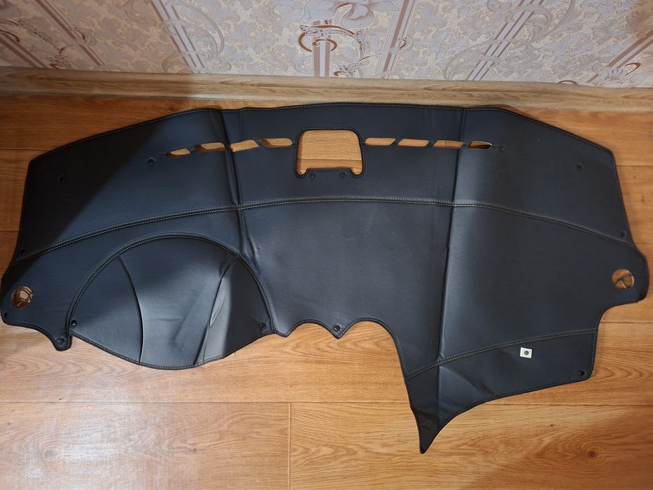 Накидка на приборную панель автомобиля