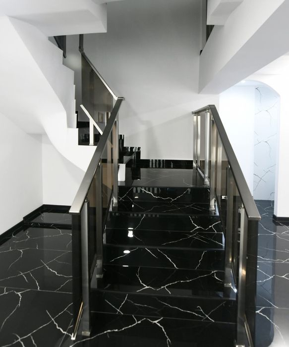 Отдава под наем търговска сграда в идеалния център на града