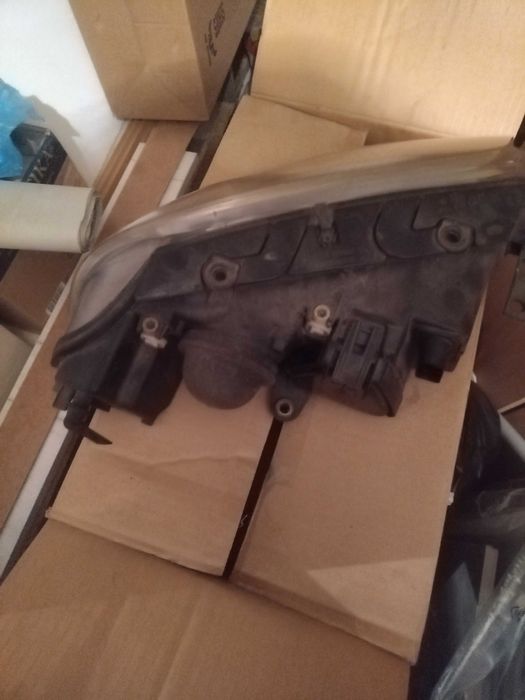 Продавам фарове за Фолксваген Пасат В5.5на HELLA и на DEPO 2 комплекта