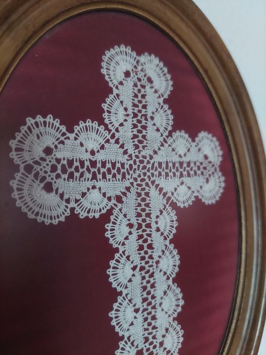 Кръст от дантела