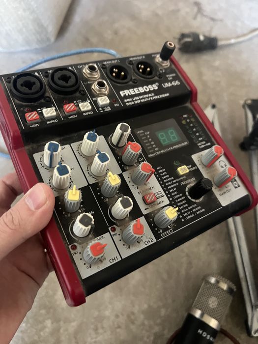 Микрофон комплект сатылады (студиялық набор)