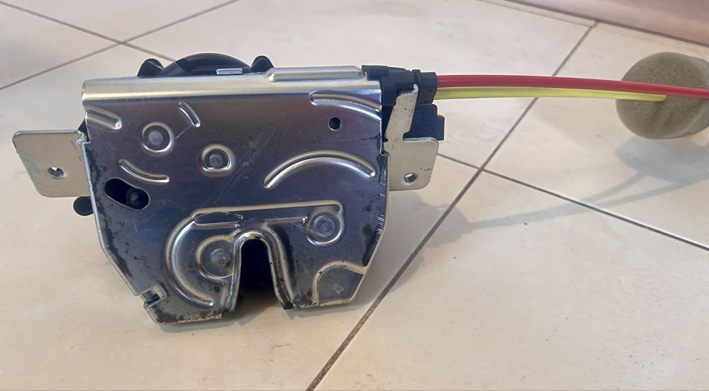 Заключващ механизъм за багажник на Мерцедес Е Class/ML- (5 врата)