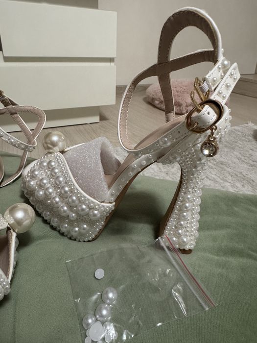 Sandale mireasa cu perle albe ,13 cm inaltimea .Sunt noi