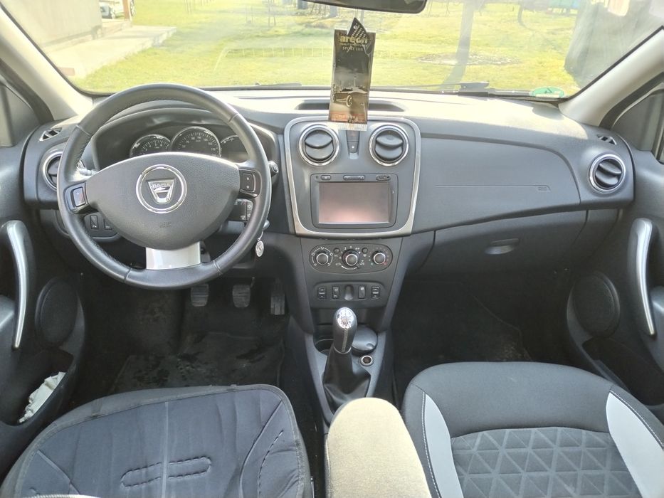 De vânzare Dacia Sandero Expression și Dacia Sandero Stepway din 2015
