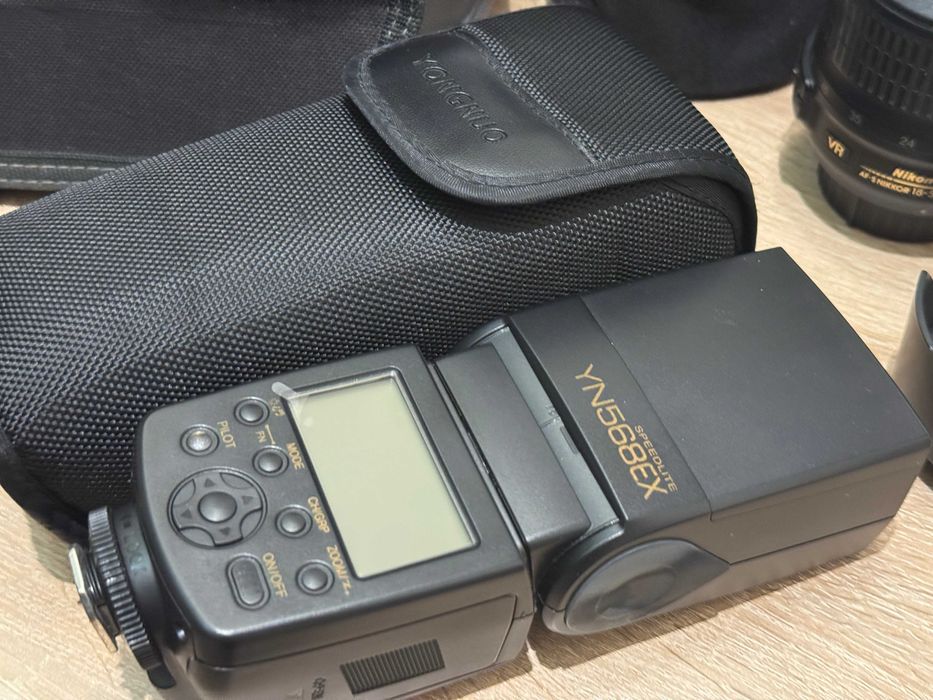 Nikon D5100 + Обектив Nikkor 18-55mm + Обектив Nikkor 35mm