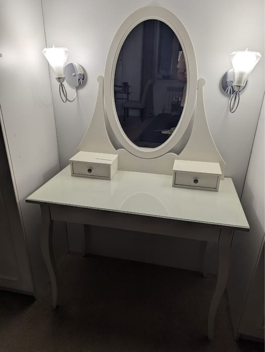 Столик для макияжа