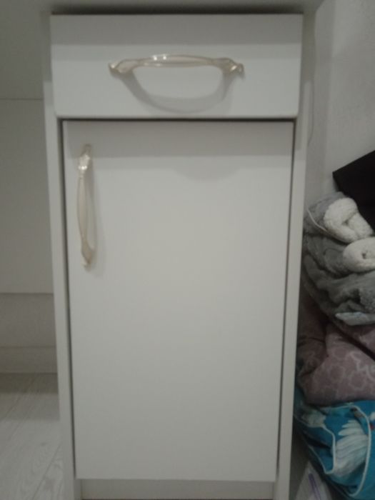 Продам стол белый