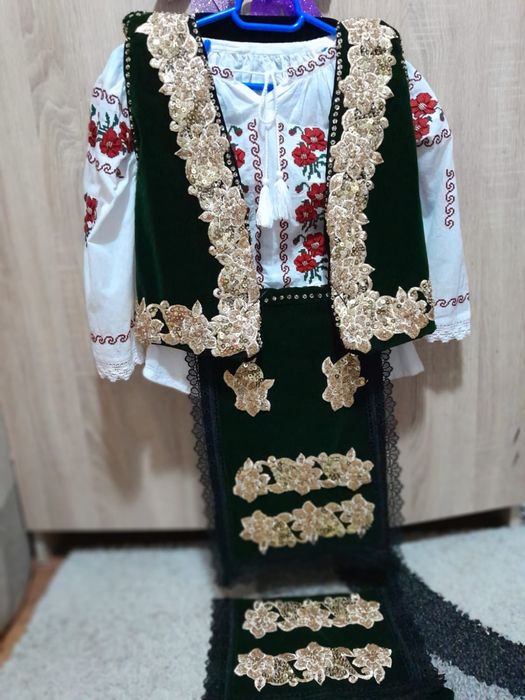 Costum popular din catifea