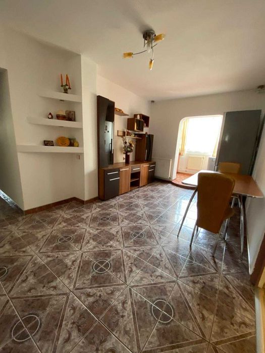 Vand apartament 3 camere in zona Stadion