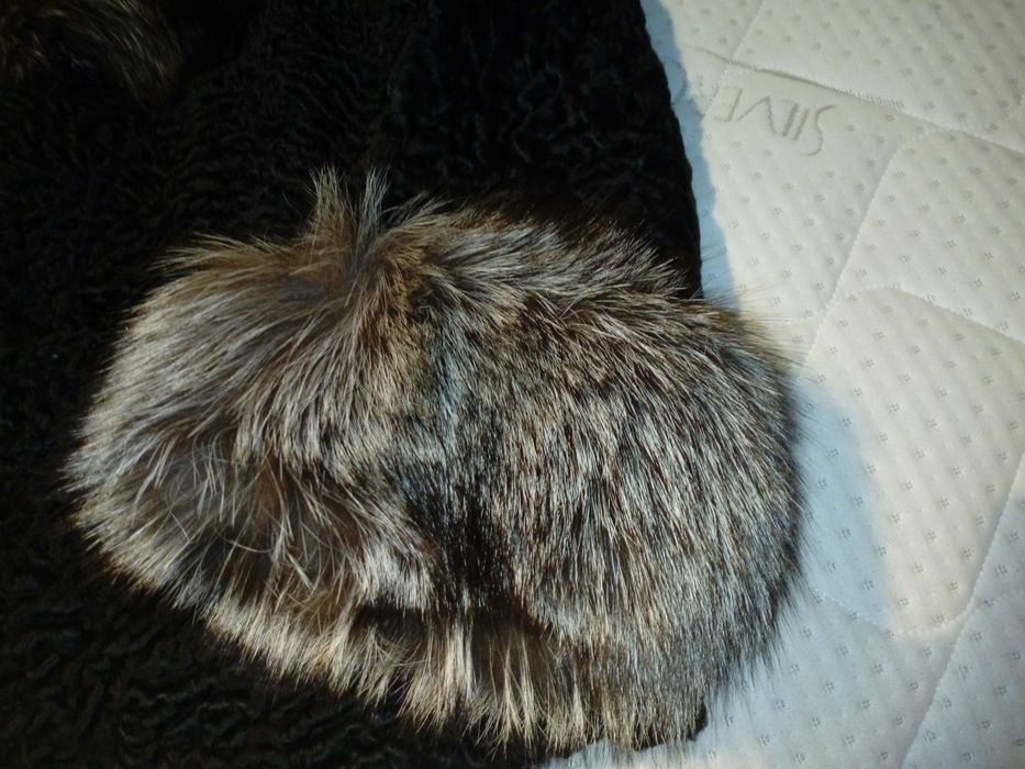 Елегантно дамско палто от каракул и сребърна лисица