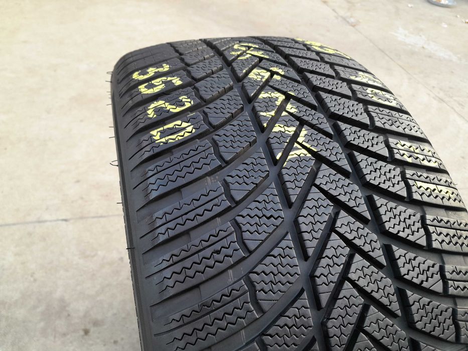 O anvelopa iarna 265 40 21 bridgestone blizzak LM 005 cu 8 mm 3520