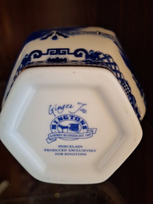 Продавам порцеланови винтидж съд за чай