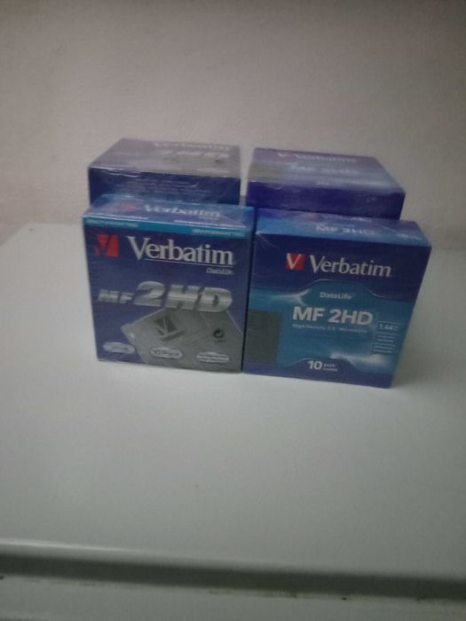 Vand cutii cu  microdisksuri Verbatim de 1.44 mb 150 lei cutia