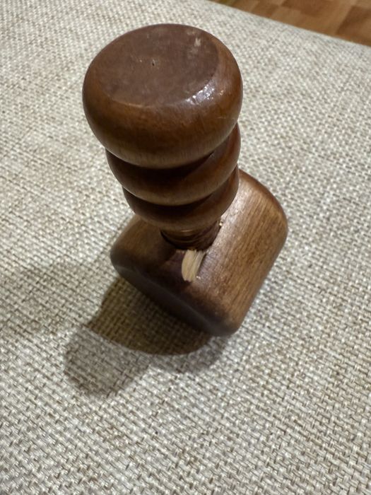 Стара дървена орехотрошачка