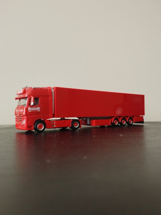 Камион Мерцедес Актрос.