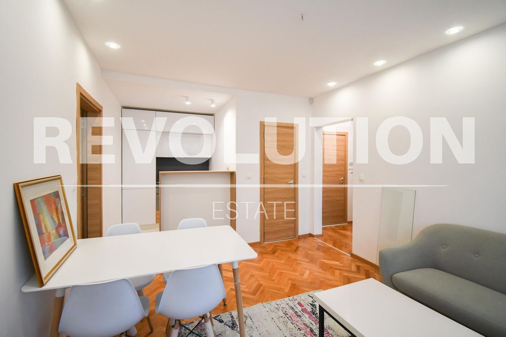 Дава се под наем Тристаен апартамент в София, Оборище - 115 кв.м за 800 € - Снимка #2