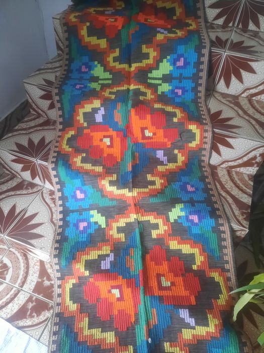 Vând lucruri țesute manual