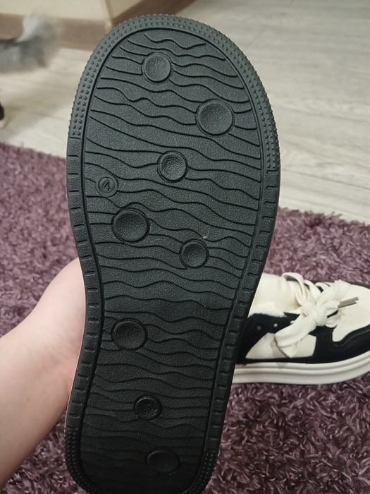 продам абсолютно новые кроссовки теплые