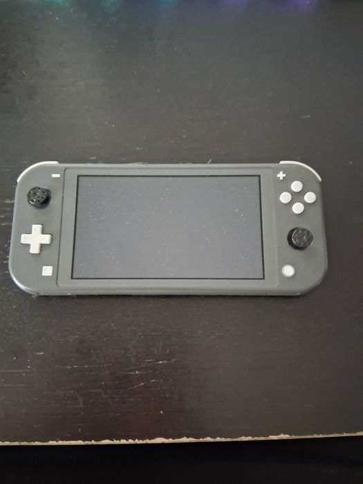 Nintendo Switch Lite с три игри и в много добро състояние