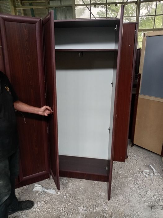 Shkaf va krovatlar sotiladi.