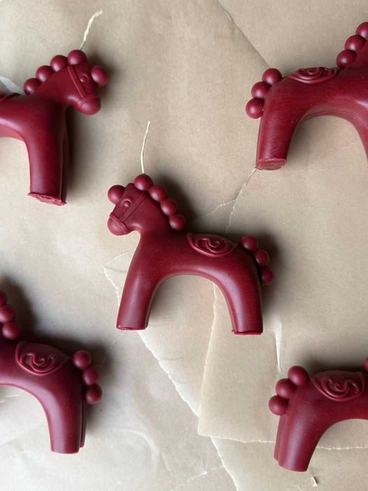 Свеча Красная лошадка символ 2026 года