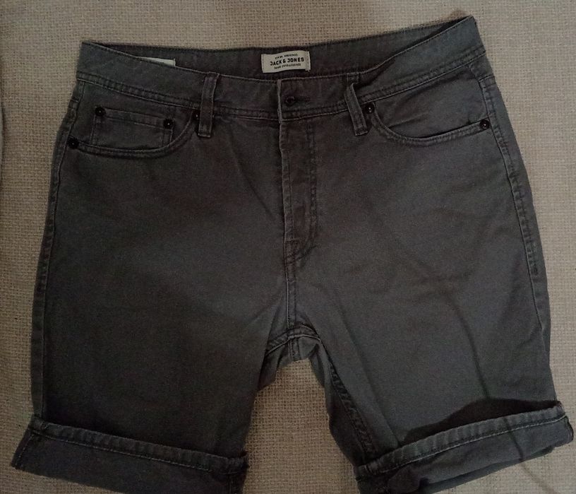 Pantaloni scurți Jack & Jones gri închis / antracit – Mărimea M
Descriere