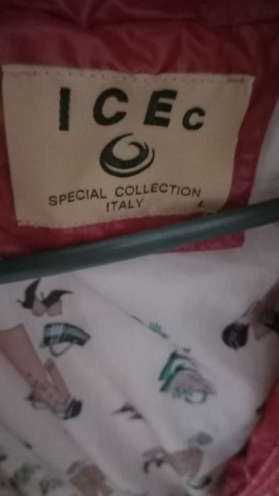 Geaca scurtă cu gluga și guler blană