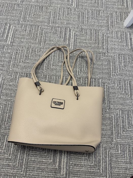 Елегантна дамска чанта GUESS в бежово + вътрешен несесер