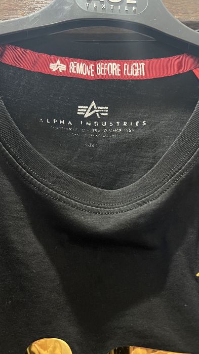 Tricou dama negru cu imprimeu auriu