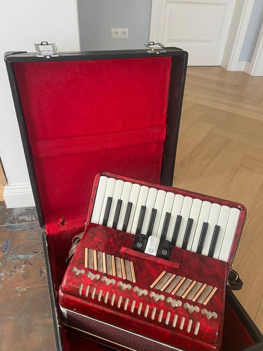 Vând acordeon  in stare buna