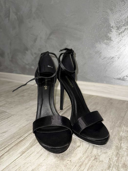 Черни, високи токчета