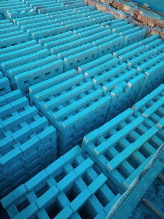 Пишган ва хом гищт.