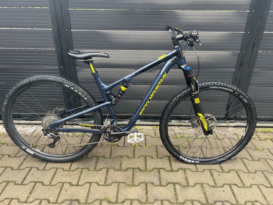 Bicicletă full suspension