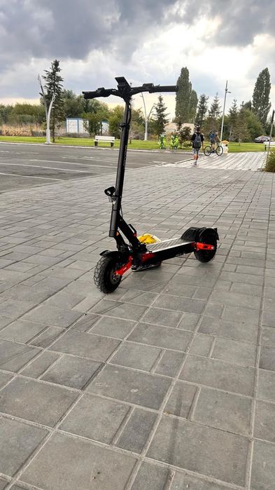 Vand joyor t10 aproape nou,îl am de 2 luni jumatate,bateria tine corespunzator,singurul defect este cricul care este rupt.
