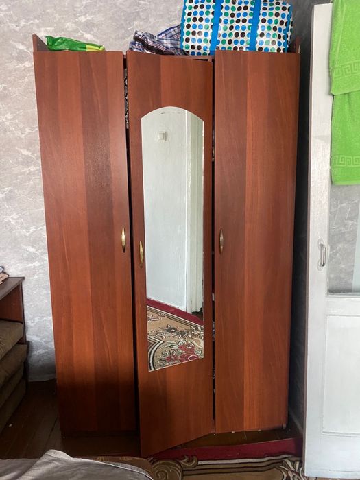 3 есікті шкаф сатылады айнасы бар