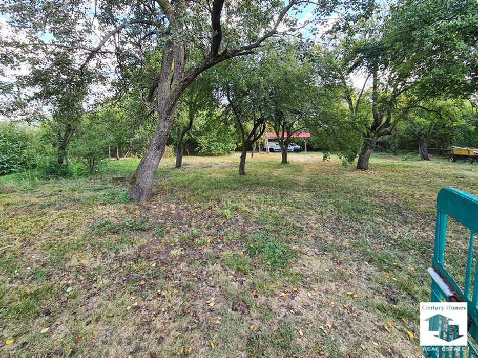 175101 Масивна къща с голям двор и кладенец  в село Петко Славейков